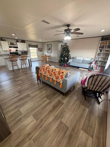 130 Zafiro LN, Del Valle, TX 78617