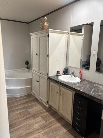 130 Zafiro LN, Del Valle, TX 78617