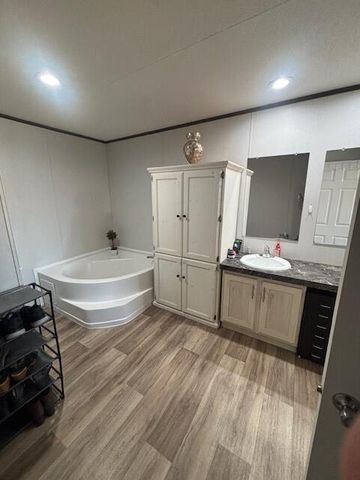 130 Zafiro LN, Del Valle, TX 78617