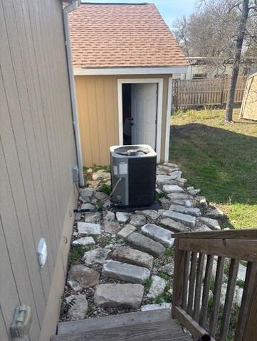 130 Zafiro LN, Del Valle, TX 78617