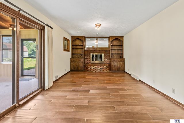 6423 S 92 Street, Omaha, NE 68127