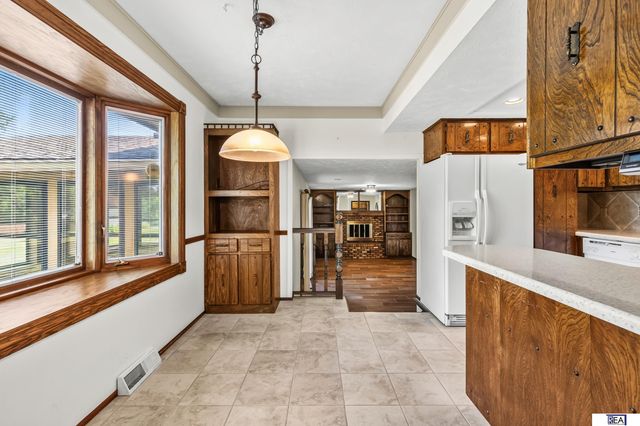 6423 S 92 Street, Omaha, NE 68127