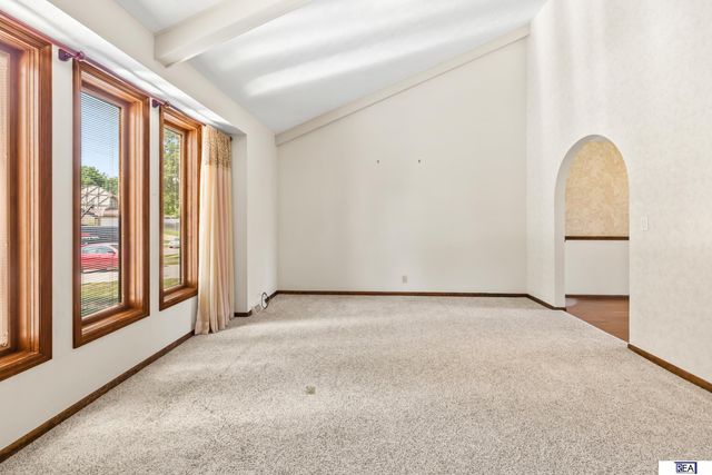 6423 S 92 Street, Omaha, NE 68127