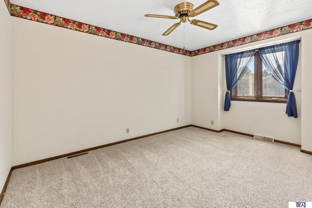 6423 S 92 Street, Omaha, NE 68127