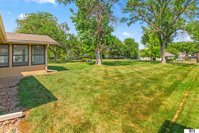 6423 S 92 Street, Omaha, NE 68127