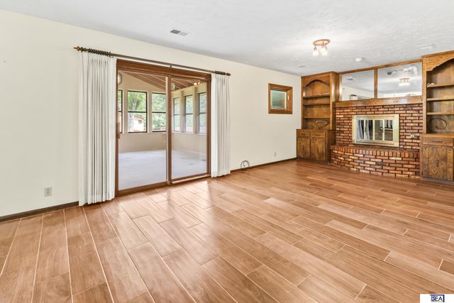 6423 S 92 Street, Omaha, NE 68127