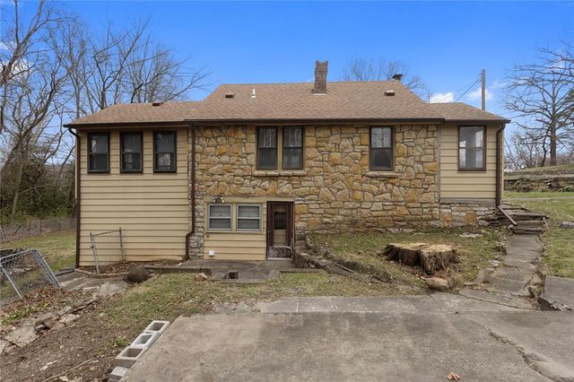 3550 NW Edgewater Trail, Kansas City, MO 64151