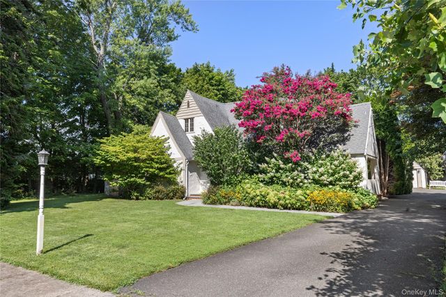 30 Merritts Pond Road, Riverhead, NY 11901