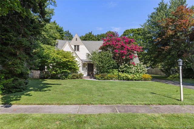 30 Merritts Pond Road, Riverhead, NY 11901