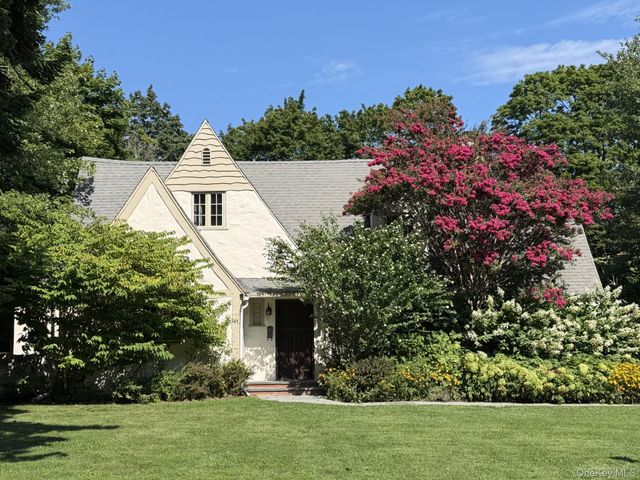 30 Merritts Pond Road, Riverhead, NY 11901