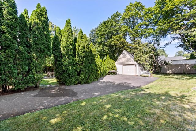30 Merritts Pond Road, Riverhead, NY 11901