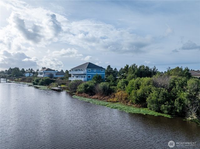 564 & 568 Point Brown Avenue NE, Ocean Shores, WA 98569