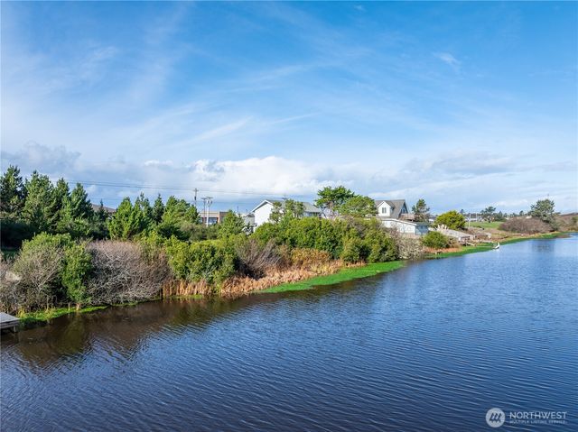 564 & 568 Point Brown Avenue NE, Ocean Shores, WA 98569