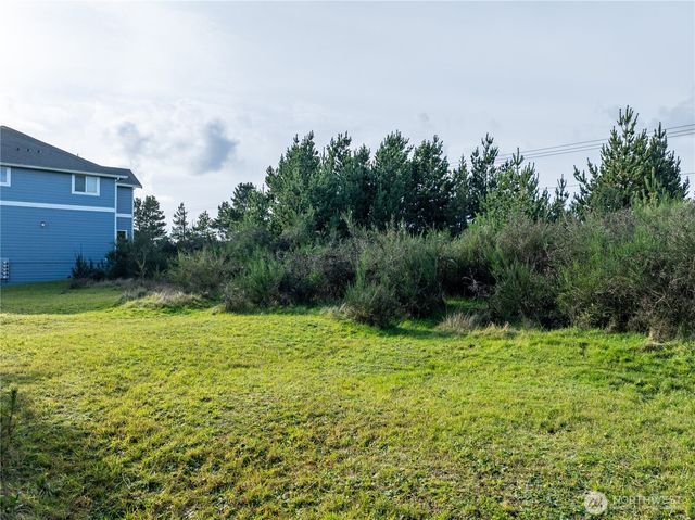 564 & 568 Point Brown Avenue NE, Ocean Shores, WA 98569