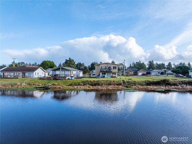 564 & 568 Point Brown Avenue NE, Ocean Shores, WA 98569