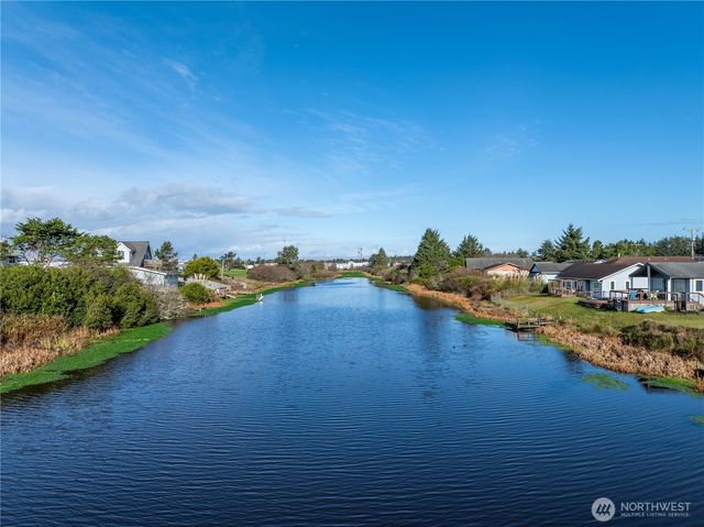 564 & 568 Point Brown Avenue NE, Ocean Shores, WA 98569