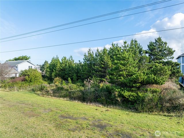 564 & 568 Point Brown Avenue NE, Ocean Shores, WA 98569