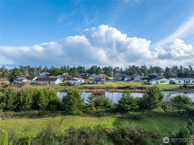 564 & 568 Point Brown Avenue NE, Ocean Shores, WA 98569