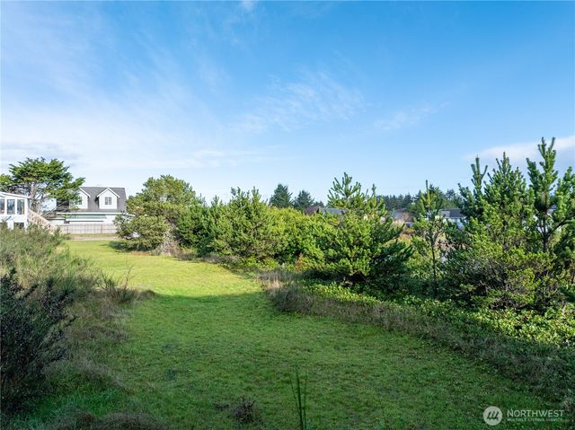 564 & 568 Point Brown Avenue NE, Ocean Shores, WA 98569