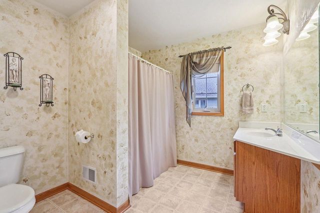 319 Endfield CIRCLE, Waukesha, WI 53186