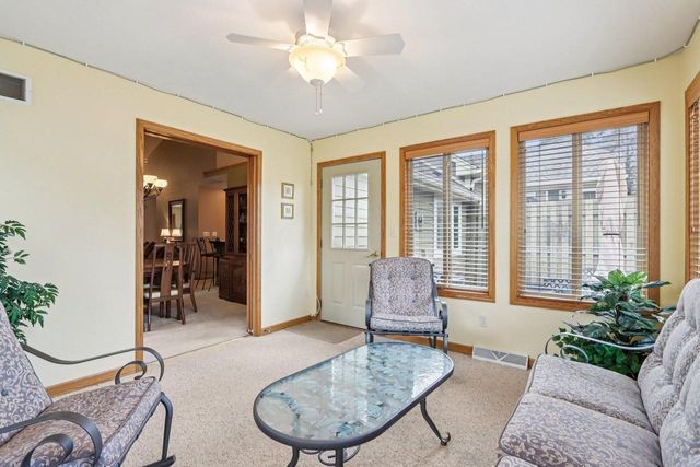 319 Endfield CIRCLE, Waukesha, WI 53186