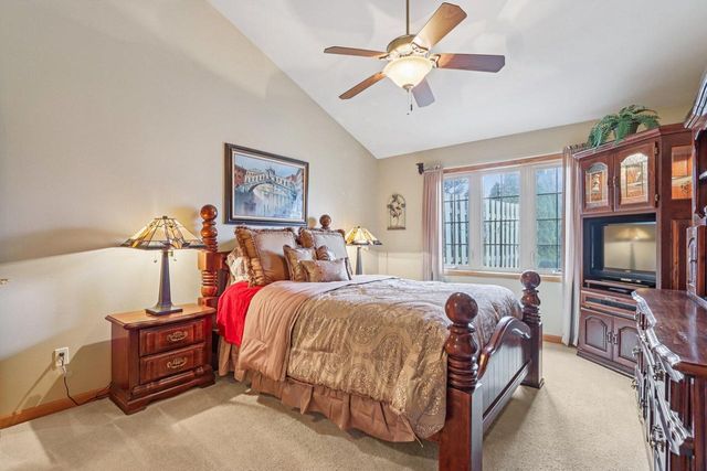 319 Endfield CIRCLE, Waukesha, WI 53186