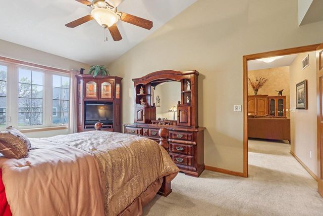 319 Endfield CIRCLE, Waukesha, WI 53186