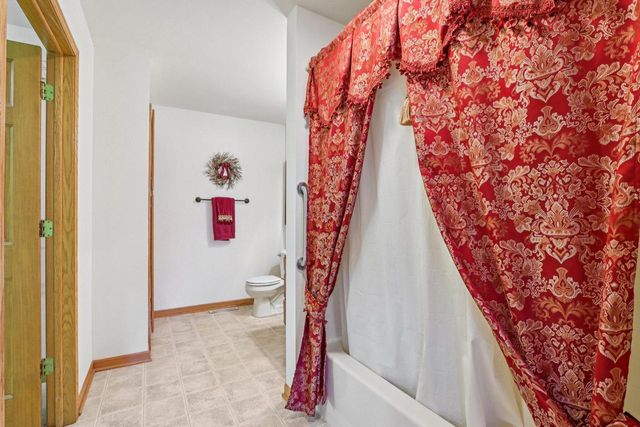 319 Endfield CIRCLE, Waukesha, WI 53186