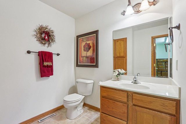 319 Endfield CIRCLE, Waukesha, WI 53186