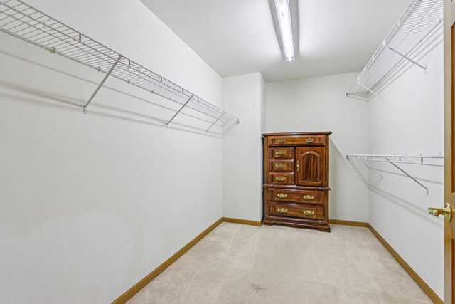 319 Endfield CIRCLE, Waukesha, WI 53186