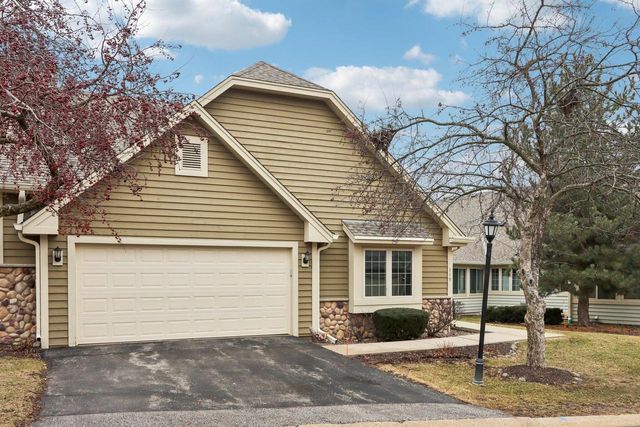 319 Endfield CIRCLE, Waukesha, WI 53186
