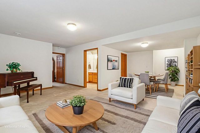 319 Endfield CIRCLE, Waukesha, WI 53186