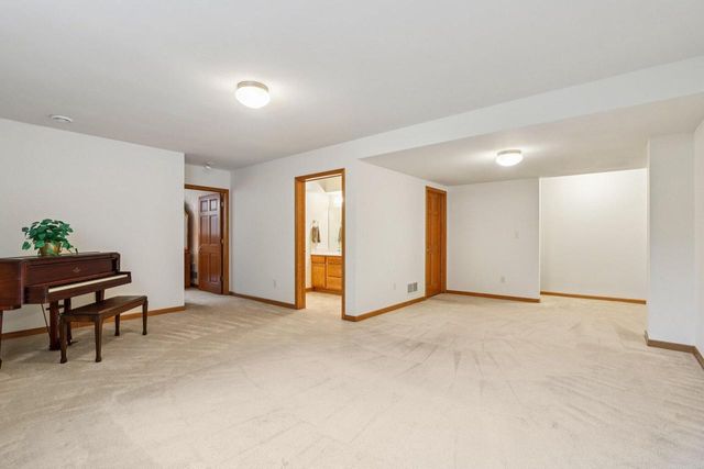 319 Endfield CIRCLE, Waukesha, WI 53186