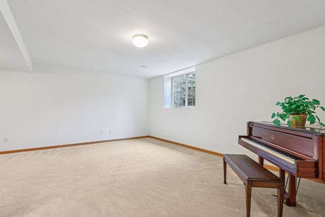 319 Endfield CIRCLE, Waukesha, WI 53186