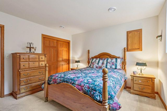 319 Endfield CIRCLE, Waukesha, WI 53186