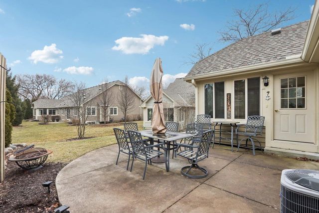 319 Endfield CIRCLE, Waukesha, WI 53186