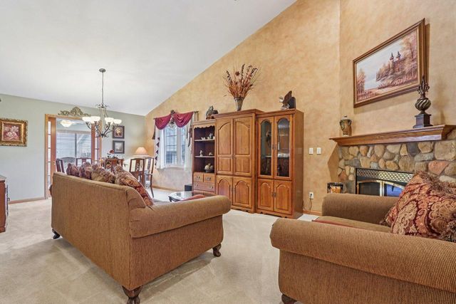 319 Endfield CIRCLE, Waukesha, WI 53186