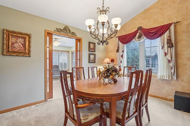 319 Endfield CIRCLE, Waukesha, WI 53186