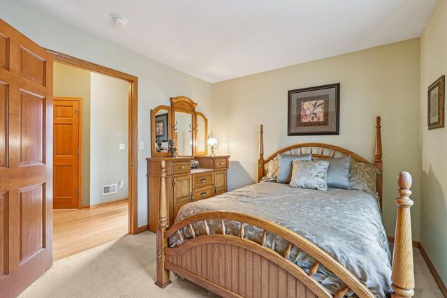 319 Endfield CIRCLE, Waukesha, WI 53186