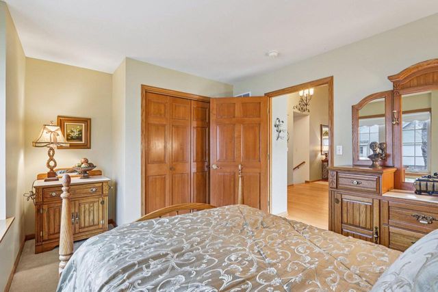 319 Endfield CIRCLE, Waukesha, WI 53186