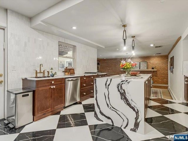 372 McKinley Boulevard, Paramus, NJ 07652