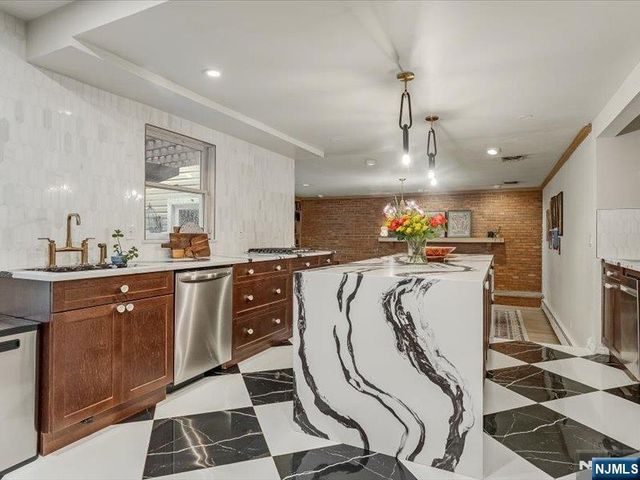 372 McKinley Boulevard, Paramus, NJ 07652
