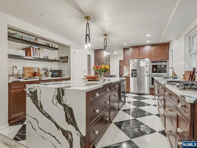 372 McKinley Boulevard, Paramus, NJ 07652