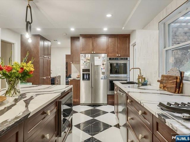 372 McKinley Boulevard, Paramus, NJ 07652
