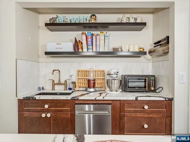 372 McKinley Boulevard, Paramus, NJ 07652