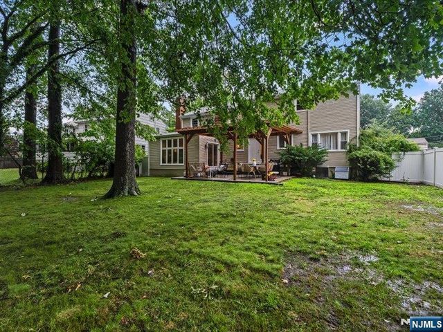 372 McKinley Boulevard, Paramus, NJ 07652