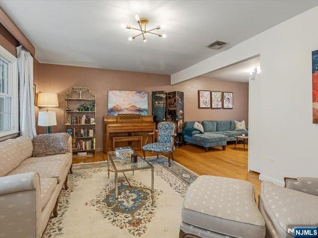 372 McKinley Boulevard, Paramus, NJ 07652