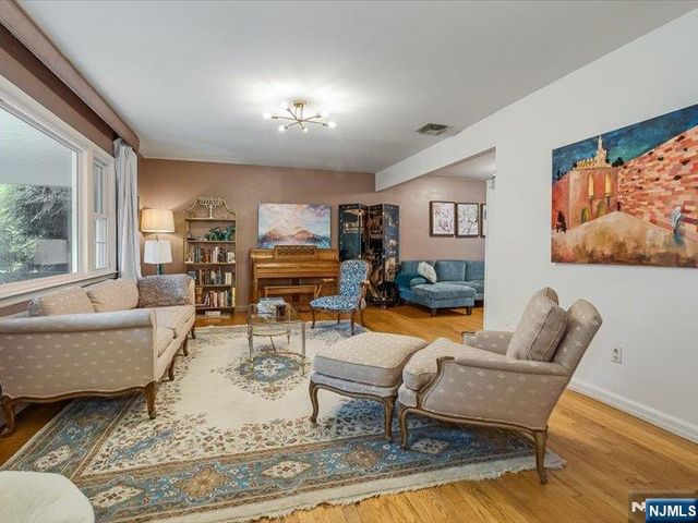 372 McKinley Boulevard, Paramus, NJ 07652