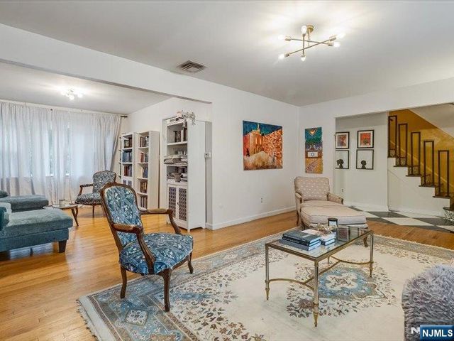 372 McKinley Boulevard, Paramus, NJ 07652