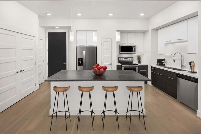 2727 Travis Street 634, Houston, TX 77006